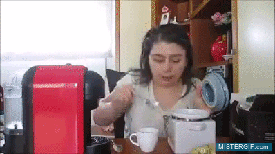 GIF animado (121517) Gente que nunca tiene suficiente poniendo azucar en el cafe