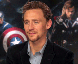 GIF animado (67026) Tom hiddleston riendo